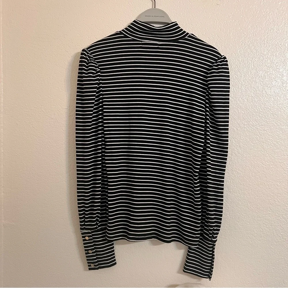 Draper James blouse Womens
Mockneck Long Sleeve Black and White
Stripe Size M - Picture 7 of 9